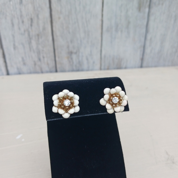 Enamel White Flower Earrings Gold Tone Stud Crystal Middle Elegant - Picture 1 of 5